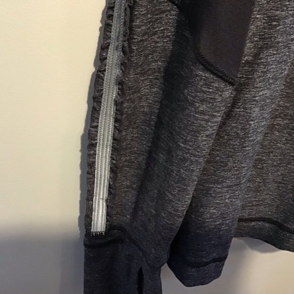 Women’s Lululemon Half Zip Long Sleeve. Color Gray, size 10 - Picture 3 of 4